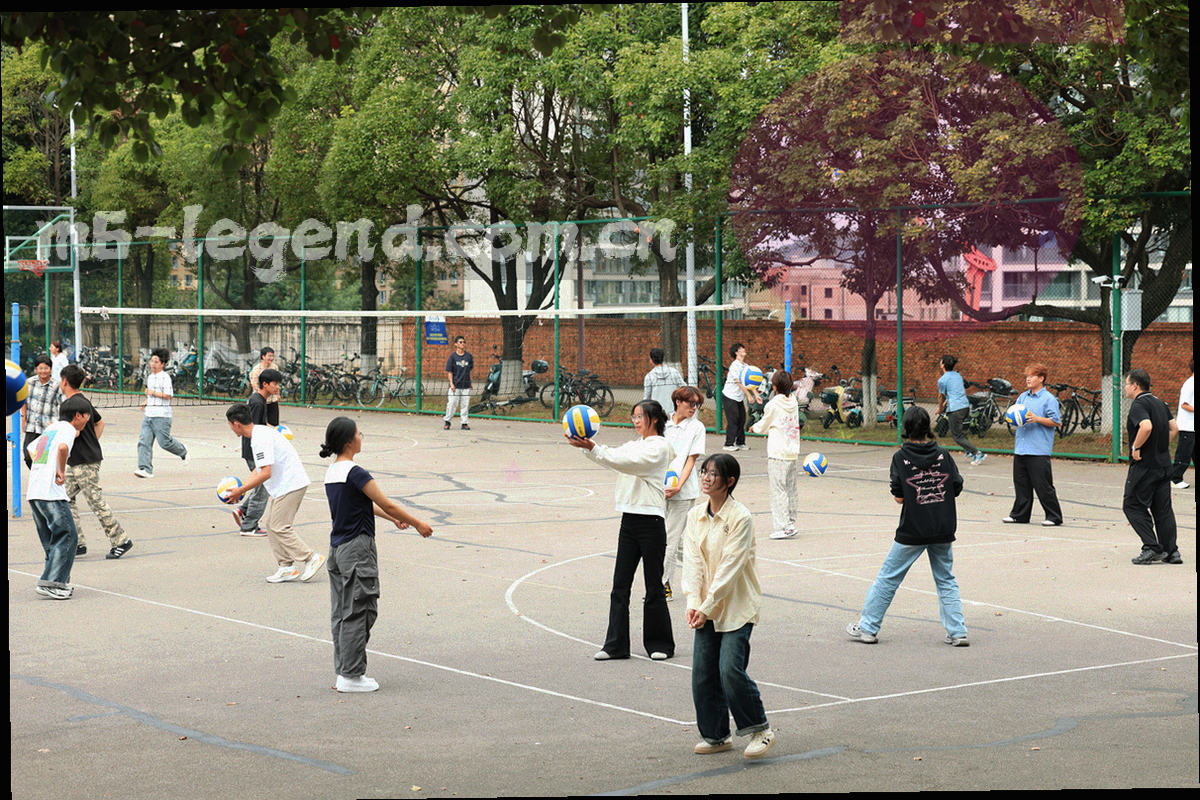 多个切角面板层叠排列的抽象问答结构图，深蓝黑底色配荧光青描边